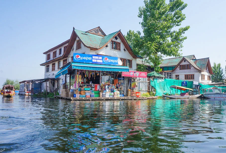 Dal Lake market