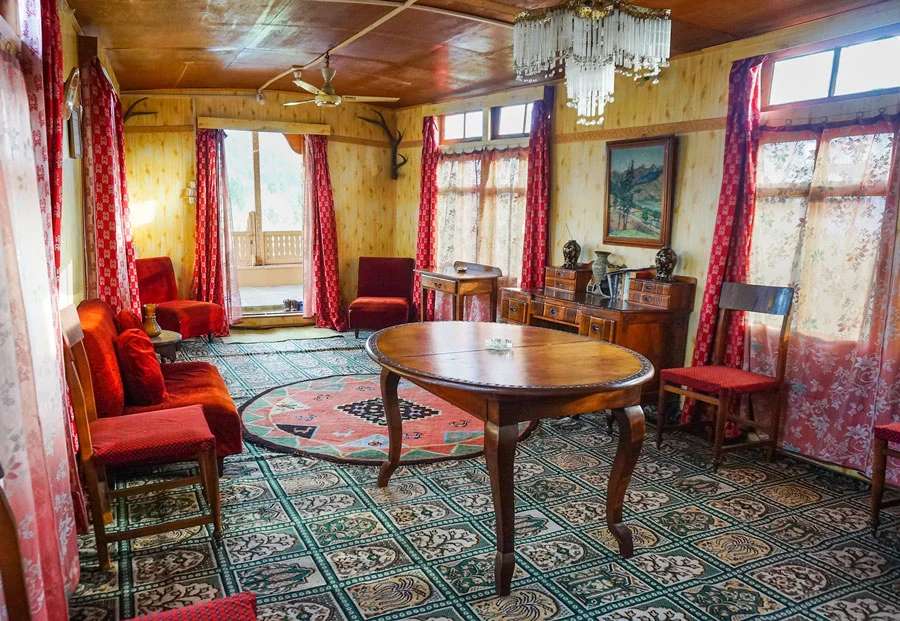houseboat room Srinagar